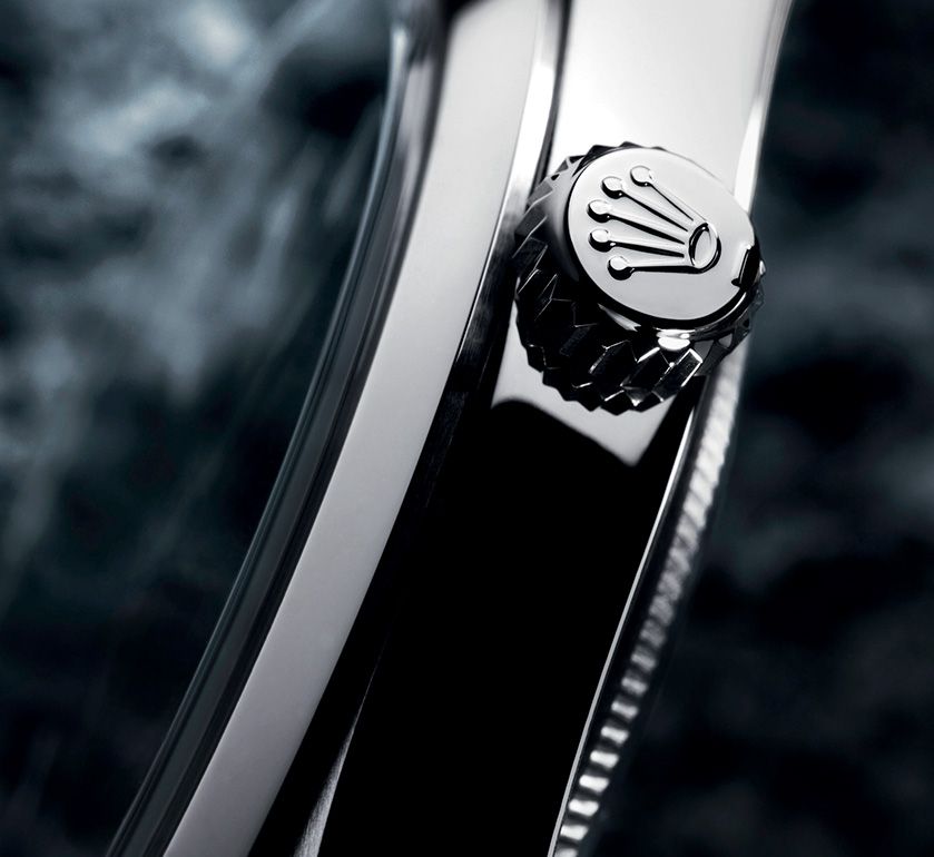Biểu tượng vương miện ở nút lên giờ của đồng hồ Rolex xịn